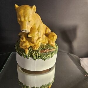 Vtg Lion Mom Cubs Porcelain Music Box Nice Brand Figurine Lioness Nature Rotates